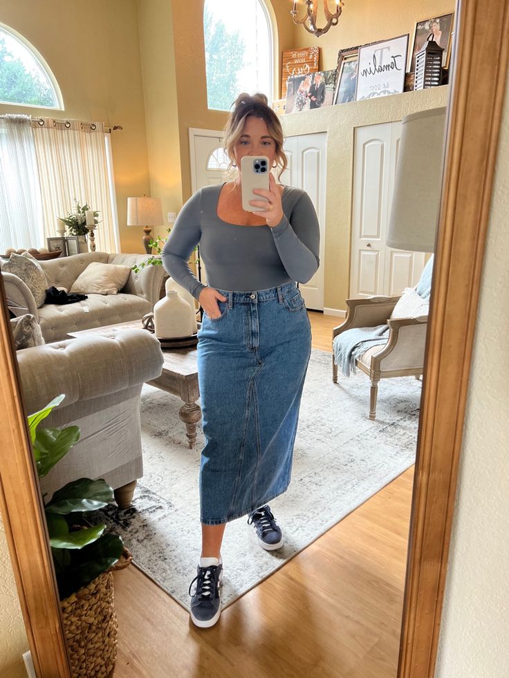 Samba Outfit, Perfect Fall Outfit, Denim Skirt Outfits, Denim Maxi Skirt, Denim Midi Skirt, Sneakers Outfit, Denim Outfit, Work Fashion, Skirt Outfits