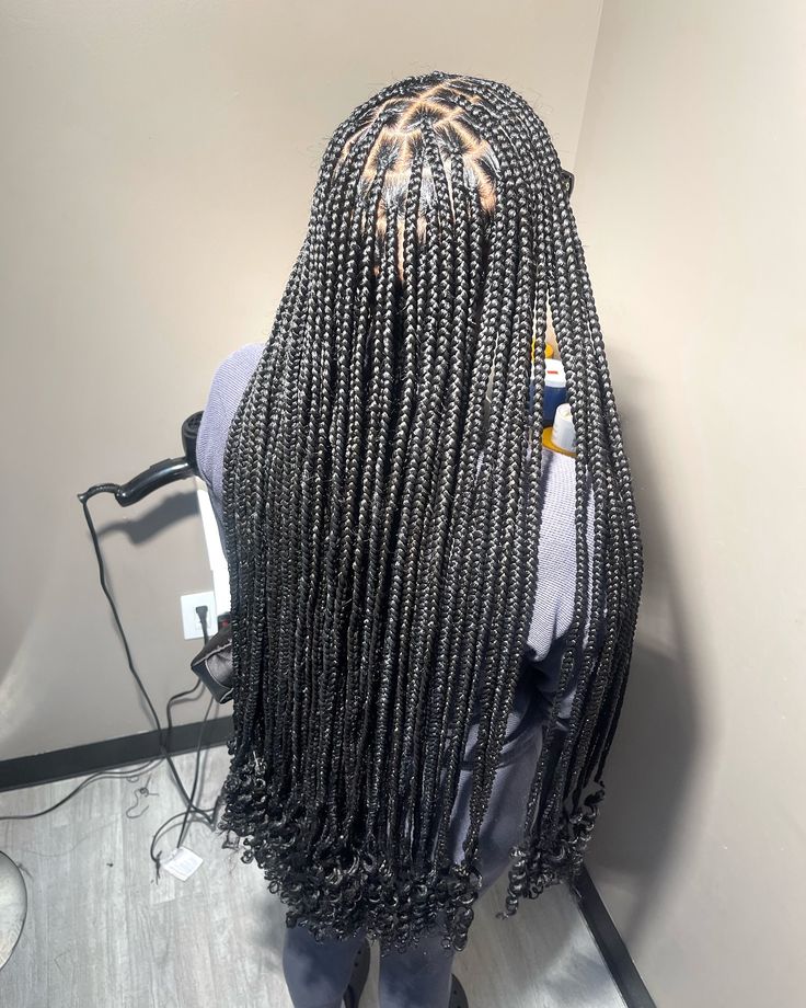 🌸When the small knotless are actually small knotlessing🥵 🌸Ready to learn how to braid?🧚‍♀️ 🌸 🌸Arri’s SchoolHouse and Arri’s Little Braid Book is here!🎓🎉 Ready to learn how do bussdown braids that are FULL and FLAT? Or do you just want to learn a solid parting foundation for any protective style? You’ll learn things like: - tucking color -triangle parts -brick layers -installing bohemian curls -and much more! 🌸style: small knotless 🌸add ons: lower butt length, curly ends 🌸Follow @Arri... Different Size Knotless Braids, Small Knotless Braids Curly Ends, Small Knotless Braids Styles, Knotless Braids With Curls At The End, Small Knotless Braids With Curly Ends, Extra Small Knotless Braids, Bussdown Braids, Small Knotless Box Braids Long, Bohemian Curls