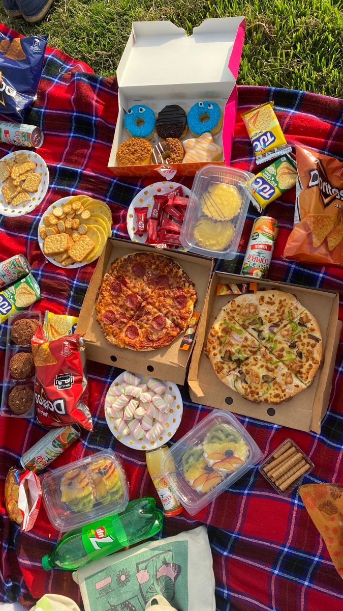 Picnic Pizza Ideas, Yummy Picnic Foods, Piknik Ideas Food, Picnic Food Ideas Birthday, Pizza Picnic Aesthetic, Picnic Food Ideas For A Date, Birthday Picnic Food, Picnic Food Ideas For A Crowd, Pizza Picnic Date