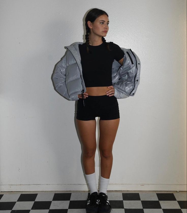 Mini Shorts Outfit, Micro Shorts, Bella Hadid Outfits, Shorts Outfit, Cute Everyday Outfits, Mini Shorts, Cute Simple Outfits, Instagram Foto, Lookbook Outfits