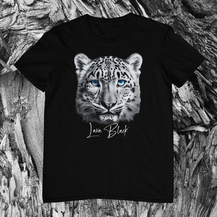 Proud snow leopard fan! This t-shirt is perfect for all leopard lovers, snow leopard predator fans and nature lovers! Featuring an extraordinary snow leopard head motif and its striking blue eyes, it's a must-have for animal lovers. Whether you love hiking in the mountains, visiting zoos or just enjoying the beauty of nature, this t-shirt will be your loyal companion. The unique design of the snow leopard's head symbolizes the majestic power and grace of this fascinating creature. Whether as a gift for a birthday, for yourself or for someone special, this t-shirt is sure to create a buzz. It is the perfect choice for men, women, teens and even kids. With Lava Black Streetwear's high quality casual wear, you can not only dress in style, but also express your love for nature and wildlife. We Leopard Face, Leopard Head, Green Choices, Leopard Design, Leopard Shirt, Black Streetwear, Snow Leopard, Leopards, Unique Animals