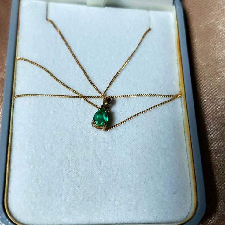 Nwot., Good Condition, 9inches Chain Classic Yellow Gold Necklace With May Birthstone, Exquisite May Birthstone Necklaces For Formal Occasions, Exquisite May Birthstone Necklace For Formal Occasions, Green Formal Jewelry Chain, Classic Formal Emerald Necklace With Hallmark, Classic Formal Hallmarked Emerald Necklace, Classic Formal Emerald Necklace Hallmarked, Formal Green Chain Jewelry, Classic Formal Emerald Necklace