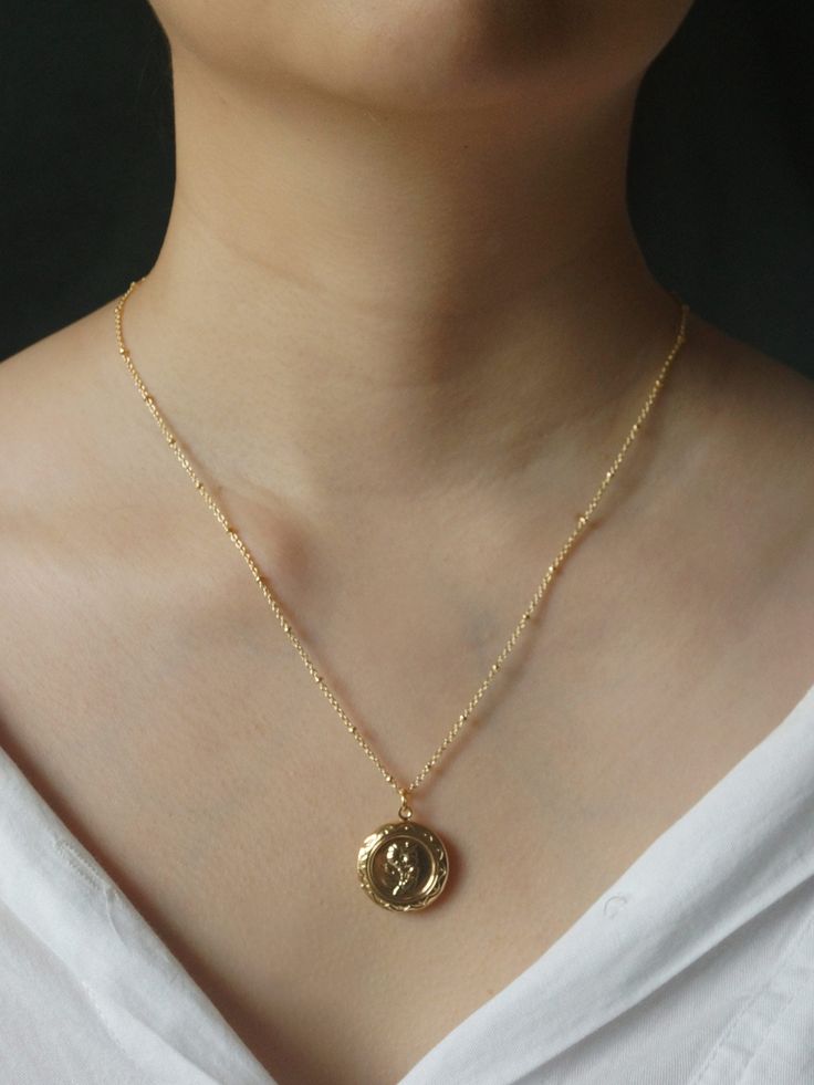 A vintage-inspired locket necklace with a fully functional locket to store little pictures of those close to your heart.

Gold base colour
14k Gold plating

Measurements. Length 52cm + 5cm extension. Gabi The Label, Perfume Spray, Locket Necklace, Pretty Jewellery, Gold Plated Jewelry, Gold Plating, Base Colour, Locket, Bag Making