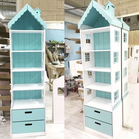 two blue and white doll houses are shown side by side