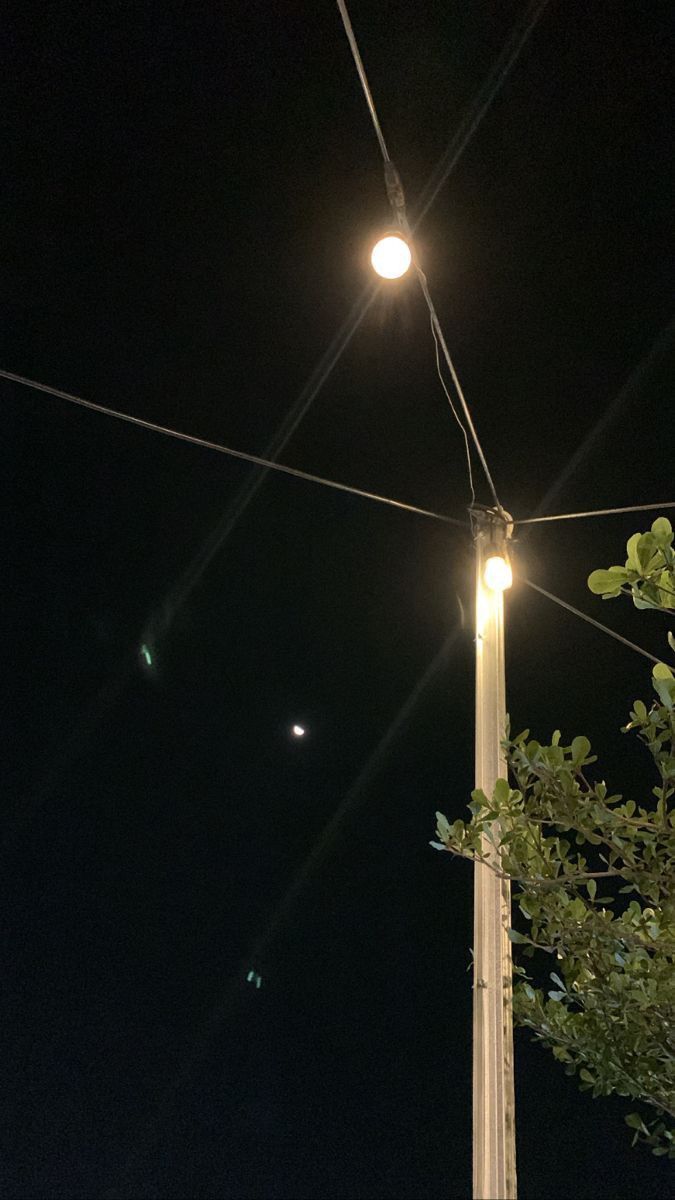 Street light , night snap Night Walking Aesthetic, Feminine Wallpaper, Night Snap, Bus Skin Design, Street Pics, Snap Streak Ideas Easy, Snap Snapchat, Best Snapchat, Beach At Night