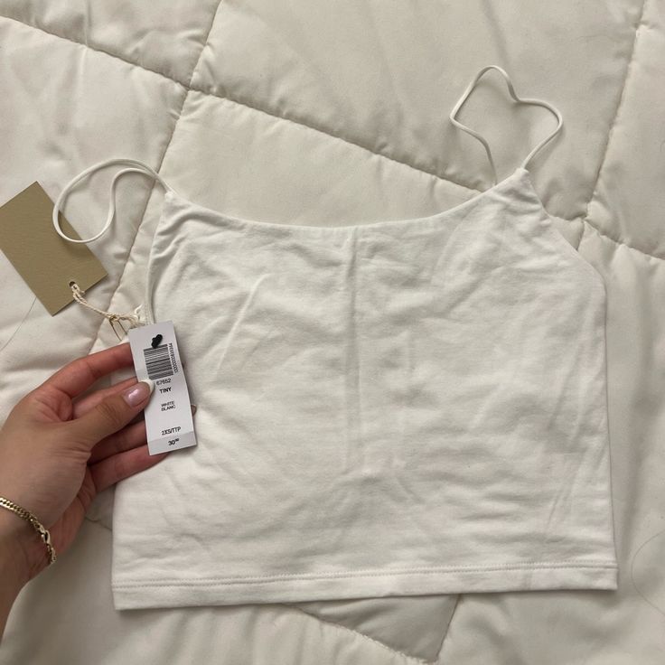 New Never Worn White Cotton Crop Top For Everyday, Spring White Cotton Crop Top, White Summer Crop Top For Everyday, White Everyday Crop Top For Summer, White Basic Tank Top For Day Out, Basic White Tank Top For Day Out, White Cotton Crop Top For Spring, Simple White Crop Top For Summer, Simple White Cotton Crop Top