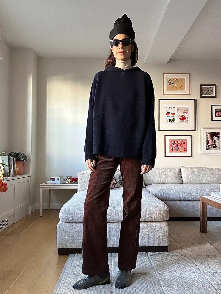 1/2: Brown corduroy pants could be the new jeans Hoodie And Turtleneck Outfit, Brown Velvet Pants Outfit, Brown Jeans Outfit, Velvet Pants Outfit, Leandra Medine Style, Brown Pants Outfit, Corduroy Pants Outfit, Turtleneck Hoodie, Dress Pants Outfits