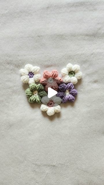 a video demonstrating how to crochet flower petals on a white blanket with text overlay