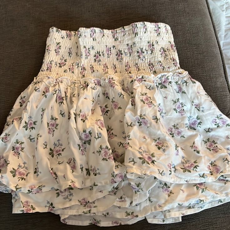 Never Worn. Adorable Skirt Size Xs Cute White Pleated Mini Skirt, High-waisted White Gathered Bottoms, Cute White Tiered Skirt, Cute White Skirted Bottoms, Casual Short Mini Skirt With Floral Print, Casual Floral Print Short Mini Skirt, Casual Floral Print Mini Skirt, White Flowy Bottoms With Floral Print, White Floral Print Flowy Bottoms