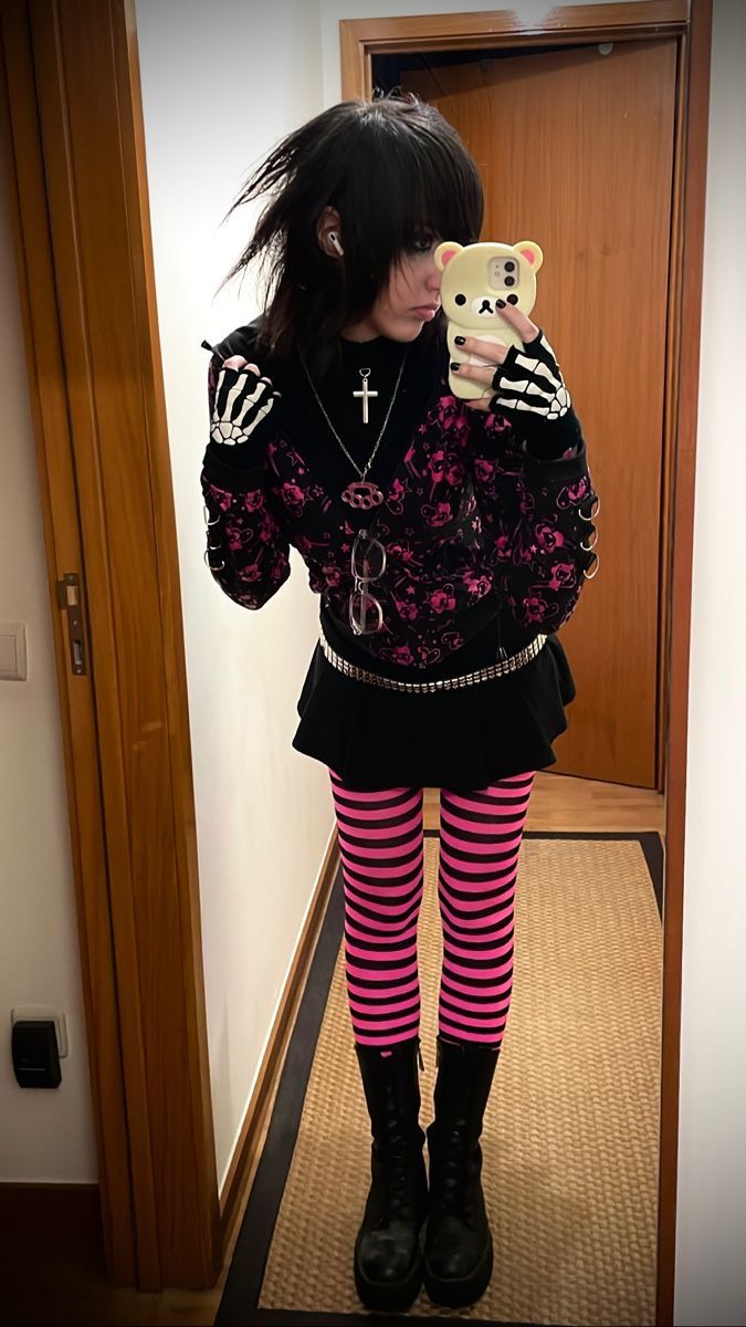 Emo Outfit Inspiration, Scenemo Outfits 2000s, Cute Scene Outfits, Modern Scene Fashion, Scene Clothes 2000s, Scene Style Outfits, Scene Aesthetic Outfits, Scene Queen Aesthetic, Scenecore Fashion