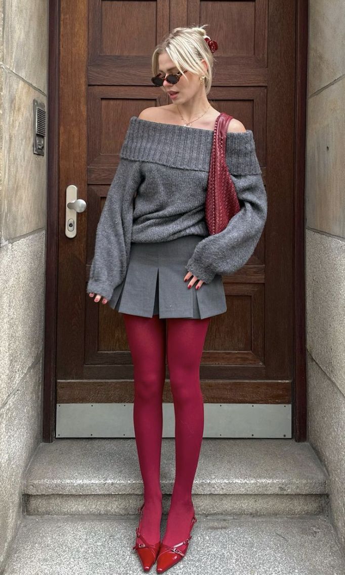 Red Tights Outfit, Burgundy Tights, Burgundy Outfit, Red Tights, Flats Outfit, Trendy Outfits Winter, Fashion Tights, Red Outfit, Lookbook Outfits