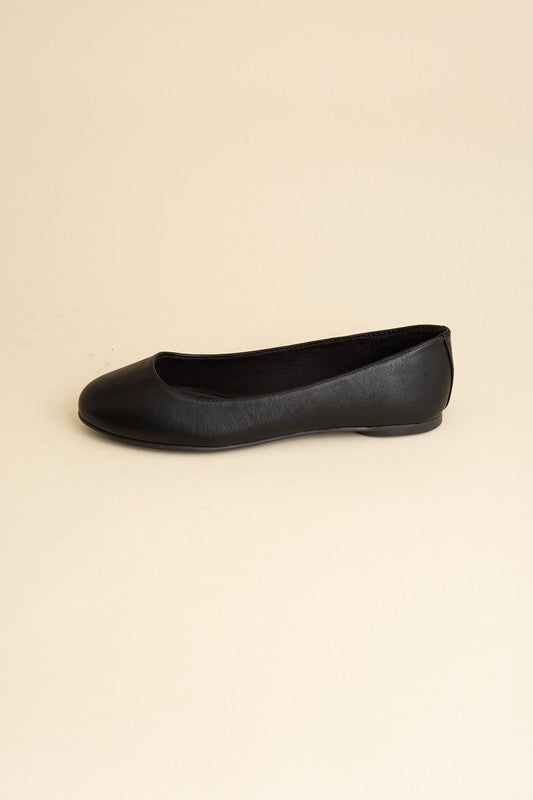 These classic flats feature a refined design and superior craftsmanship, making them an essential addition to your shoe collection.-Style: Versatile Elegance-Feature: Timeless Design-Silhouette: Classic Flat Silhouette-Embellishment: Subtle Logo Detailing-Care Instruction: Wipe clean with a soft cloth.Made In: ChinaMaterial Composition: Synthetic Classic Evening Slip-on Ballet Flats, Black Slip-on Ballet Flats For Formal Occasions, Black Slip-on Ballet Flats For Evening, Slip-on Ballet Flats For Formal Occasions, Elegant Black Ballet Flats For Spring, Sleek Formal Slip-on Ballet Flats, Sleek Slip-on Ballet Flats For Spring, Formal Synthetic Flats, Classic Closed Toe Synthetic Ballet Flats