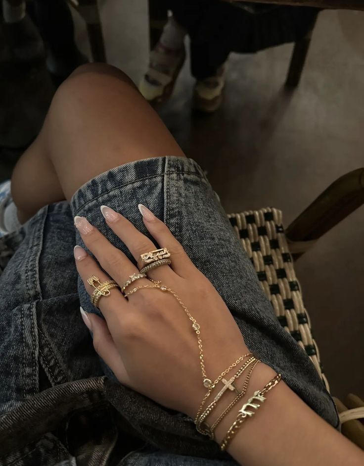 Rings And Bracelets, Piercing Septum, Gold Girl, Makijaż Smokey Eye, Luxe Jewelry, Jewelry Accessories Ideas, Dope Jewelry, Jewelry Fashion Trends, Classy Jewelry