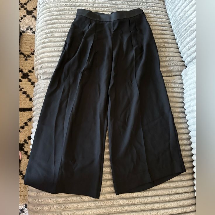 Nwt Black Banana Republic Cropped Wide Leg Dress Pants, Size 2. Beautiful Material, Flowy And Perfect For Dressy Occasions Or Work, With A Wide Waist Band. Black Wide-leg Pants For Date Night, Black Wide Leg Culottes For Formal Occasion, Black Formal Wide-leg Culottes, Formal Black Wide-leg Culottes, Elegant Black Culottes With Elastic Waistband, Black Dress Pants With Pockets For Party, Black Culottes With Pockets For Workwear, Black Wide-leg Culottes For Work, Workwear Black Culottes With Pockets