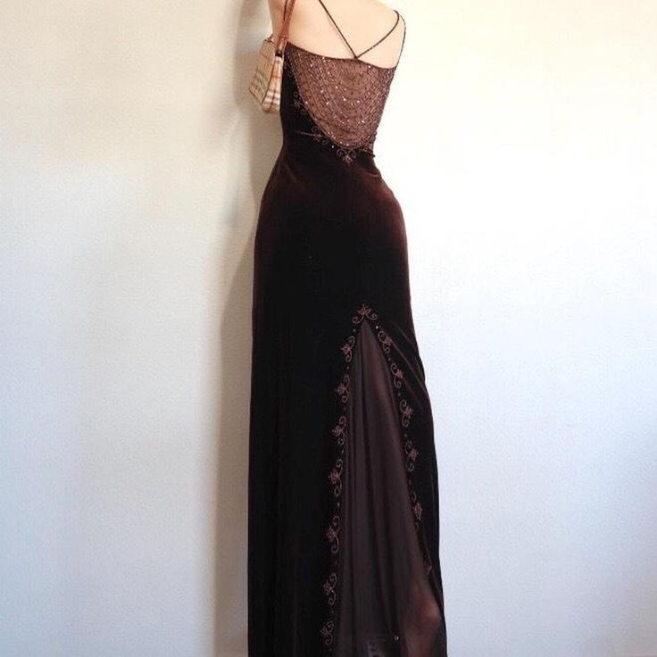 Brown Velvet Dress, 90s Prom Dresses, Velvet Prom Dress, Looks Party, Prom Dress Inspiration, Pretty Prom Dresses, Brown Velvet, Gown Prom, Prom Outfits