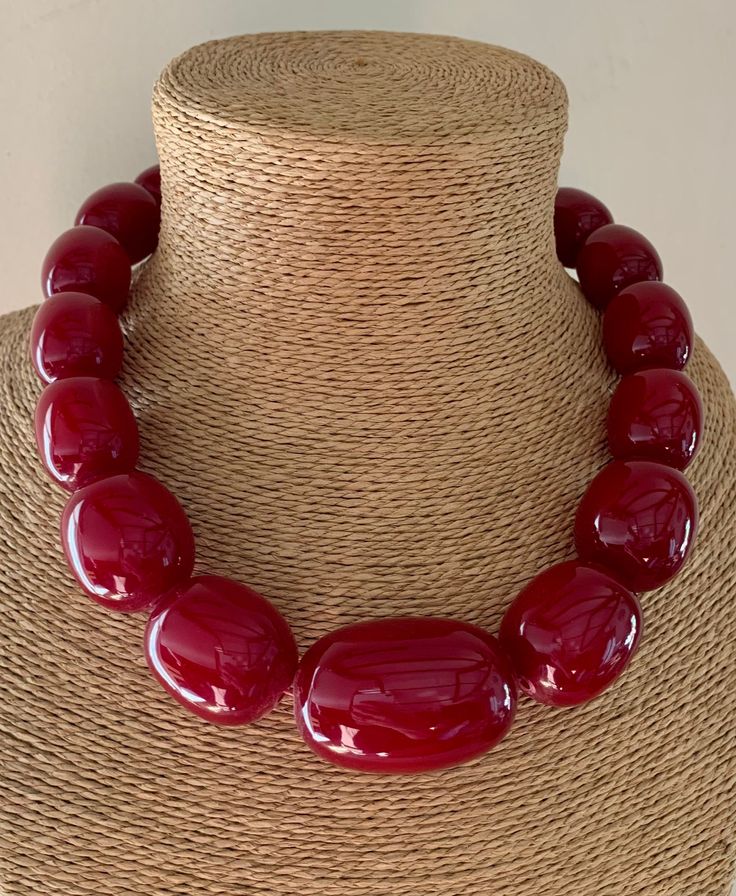 Maroon Beads Jewellery, Luxury Red Round Beaded Jewelry, Red Bead Necklace Ideas, Red Beaded Necklaces, Necklace Resin, Gold Jewelry Stores, Red Beads, Gorgeous Engagement Ring, Bead Embroidery Jewelry