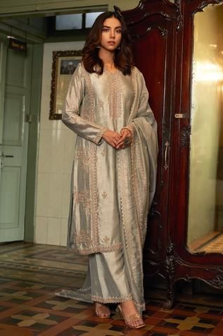 Shop for Stotram Silver Embroidered Kurta Set for Women Online at Aza Fashions Grey Punjabi Suit, Brocade Suits, Pakistani Wear, V Neck Kurta, Mehendi Outfits, Embroidered Suit, Fest Outfits, Kurta Set For Women, Pakistani Fashion Casual