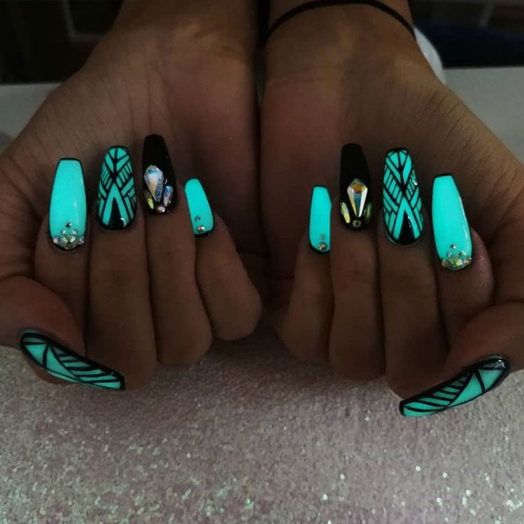 Dark Acrylic Nails, Glow In The Dark Nails, Dark Nail Art, Rave Nails, Pink Nail Colors, Nail Business, Chrome Nail Powder, Glow Nails, Dark Nails