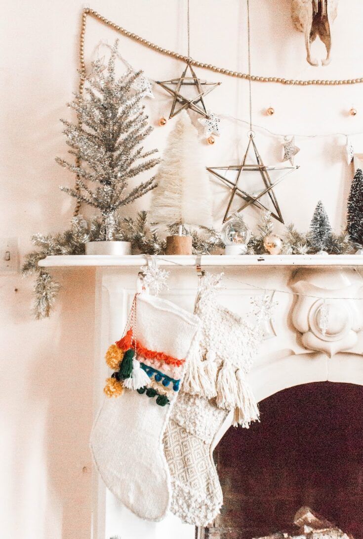 Christmas Diy Tree Decor, Boho Fireplace, Fireplace And Christmas Tree, Desert Christmas, Boho Christmas Decor, Bohemian Christmas, Christmas Fireplace Decor, Christmas Inspo, Christmas Fireplace