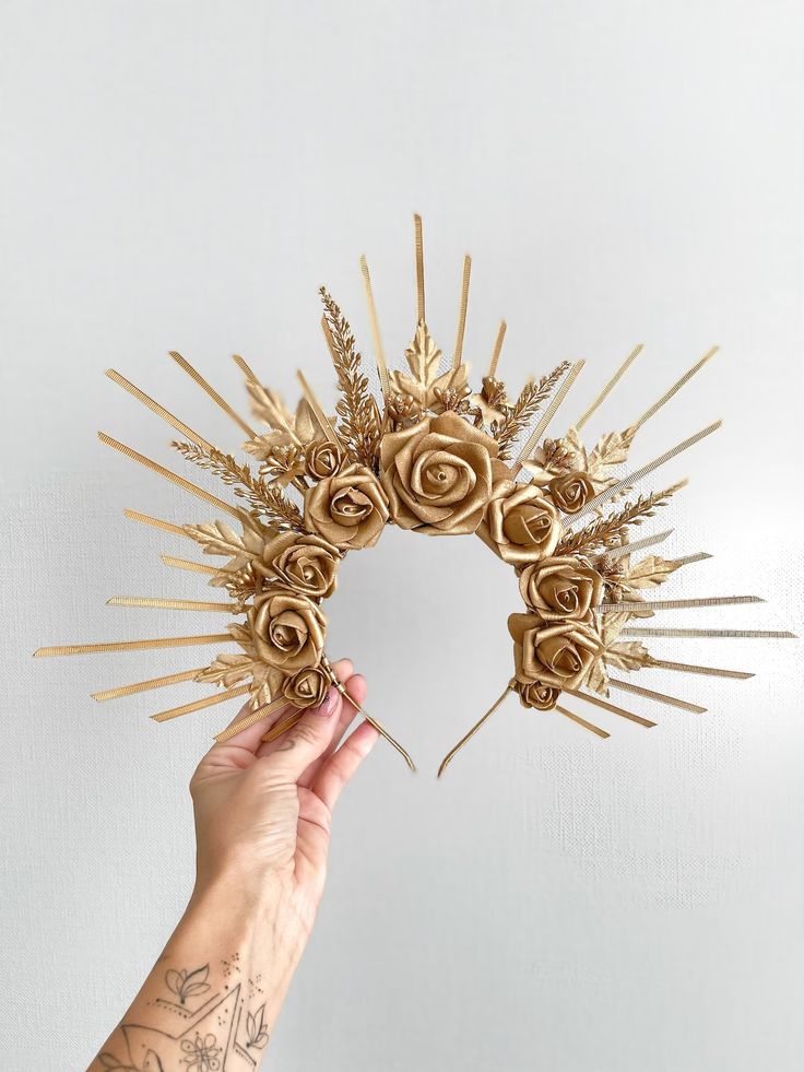 Sunburst Golden Flower Crown for Women Halo Crown Gold Roses - Etsy Fall Crown, Woodland Crown, Flower Girl Halo, Halloweenský Makeup, Simpul Makrame, Goddess Crown, Headpiece Diy, Crown For Women, Gold Roses