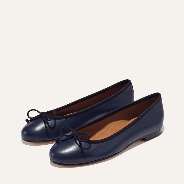 5 Pieces Everyone Should Have | Emese Gormley Navy Ballet Flats, French Girl Chic, Unique Fits, Ballet Beautiful, Comfortable Flats, Ballerina Flats, French Girl, Ballet Flat, Handmade Shoes