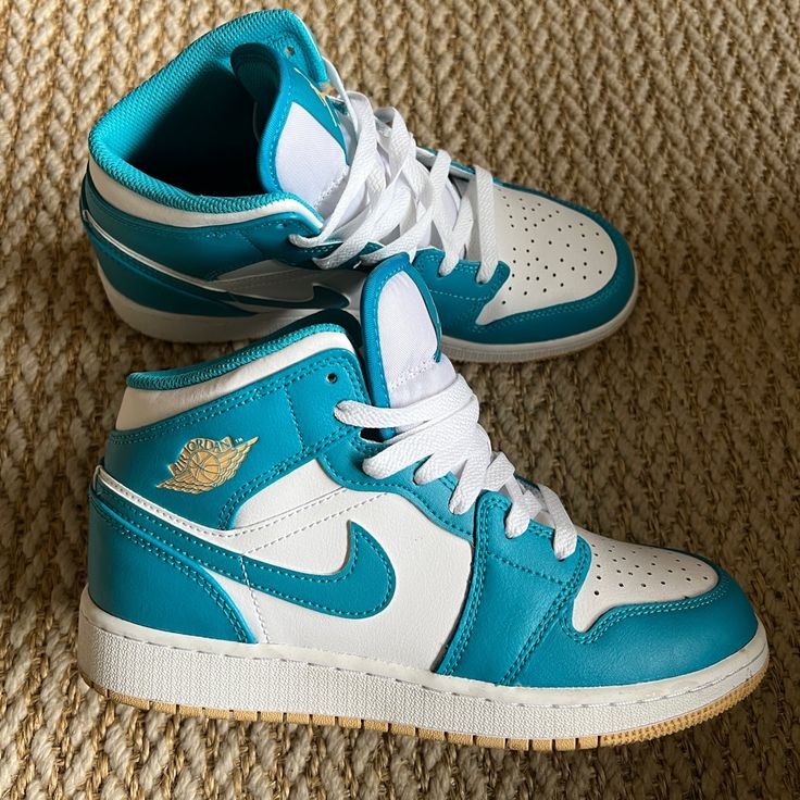 Classic Air Jordan 1 Mid In Aquatone/White/Celestial Gold. In Excellent Condition. From A Pet-Free And Smoke-Free Home. Jordans 1 Light Blue, Air Jordans Blue And White, Blue Mid Jordans, Light Blue Air Jordans Mid, Nike Air Jordan 1 Mid Blue, Motivational Mugs, Nike Shoes Women Fashion, Preppy Shoes, Modern Shoes