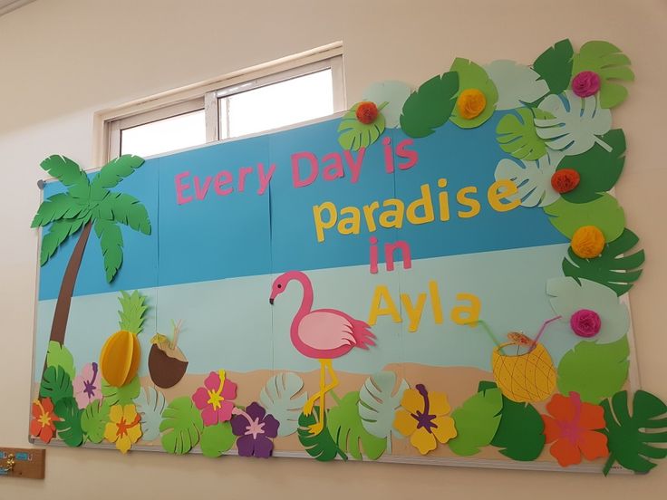 there is a sign that says every day is paradise in alvisa on the wall