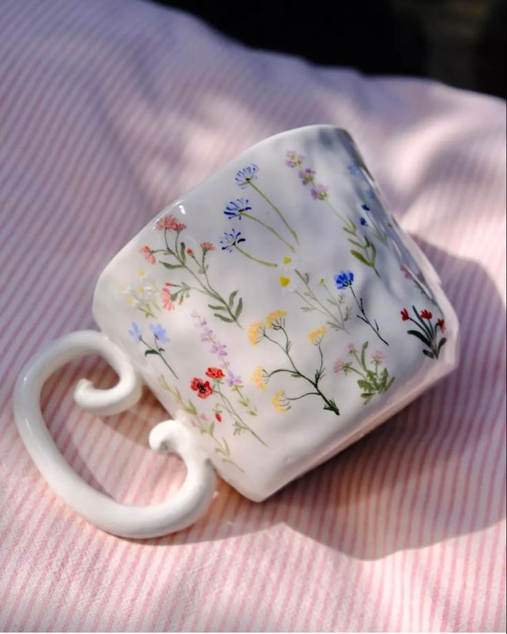 Flower Mug, Cute Mug Ceramic Cafe, Diy Pottery Painting, Pottery Videos, Pottery Painting Designs, Pretty Mugs, Keramik Design, Painted Mugs, Cute Mug, Clay Mugs