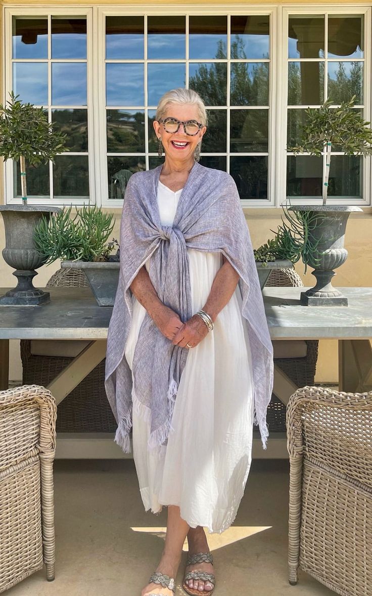 Chic Effortless Packing Tips for a 10 Day Summer Getaway - Cindy Hattersley Design Cindy Hattersley, Grey Hair Looks, Light Denim Jacket, Over 60 Fashion, White Linen Pants, Layered Haircut, Advanced Style, Summer Getaway, Going Gray