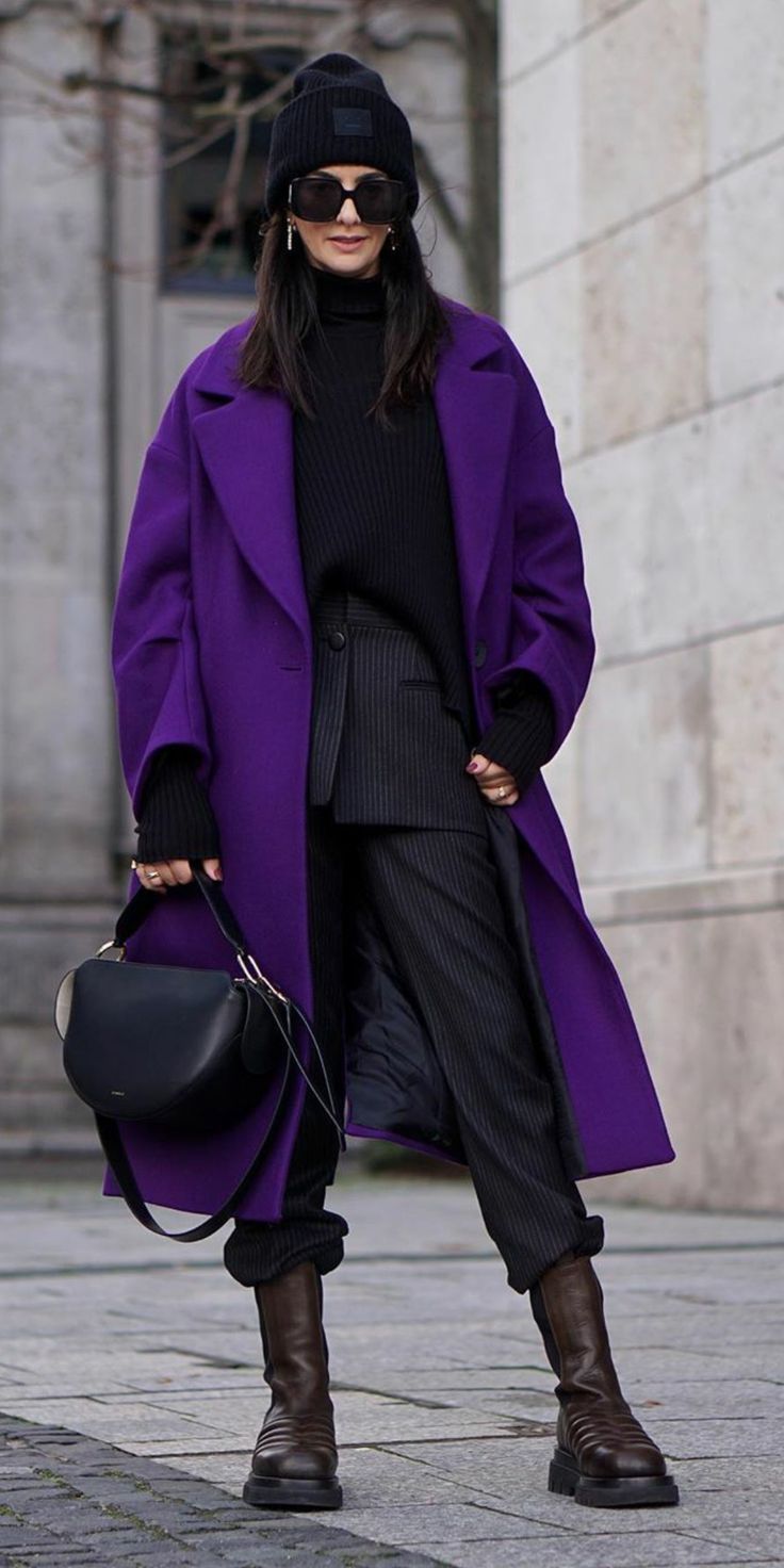 Purple Coat Outfit, Look Kylie Jenner, Winter Wardrobe Essentials, Combination Fashion, Purple Coat, Purple Outfits, Looks Street Style, Coat Outfits, Looks Chic