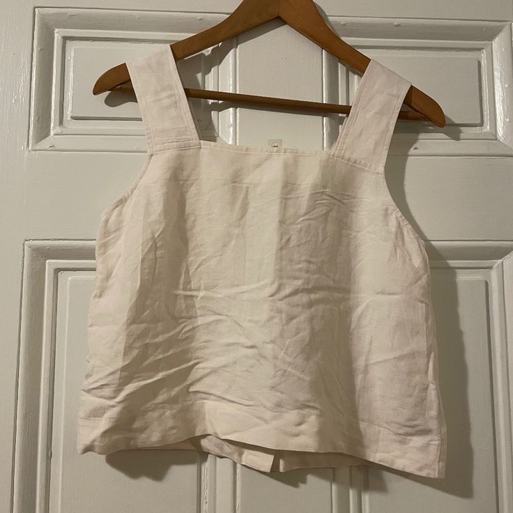 New With Tags Madewell Linen-Blend Sunside Button-Back Top In Off White/Cream Color. Size 2. Very Boxy, Cropped Shirt. Tiny Stain On Inside Back. Sleeveless Linen Top With Button Closure, Cream Linen Tops For Daywear, Cream Sleeveless Linen Top, Cream Linen Top For Day Out, Cream Everyday Top With Button Closure, Everyday Cream Top With Button Closure, Casual Linen Tank Top With Button Closure, Cream Top With Button Closure For Everyday, Cream Linen Top With Buttons