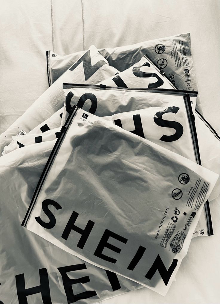 Shein Packaging, Shein Package, Shein Logo, Rick And Morty Image, Shopping Pictures, Paris Travel Photography, Heart Decor, Christmas Gift List, Shein Outfits