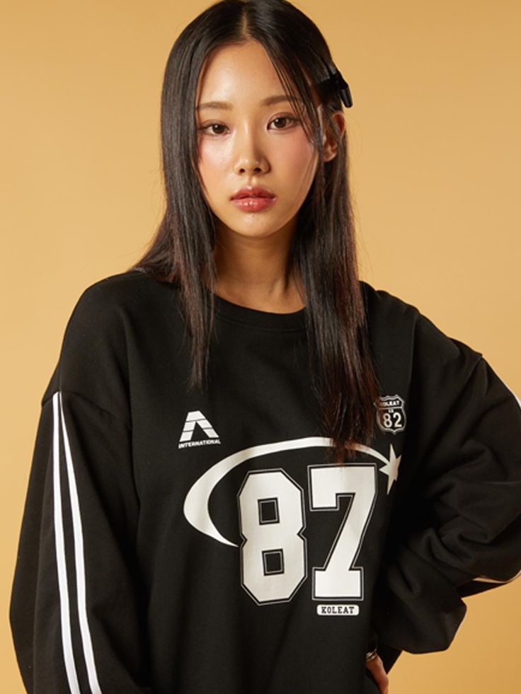 Composition : COTTON 100%Color : Black_M, Black_L, Black_XLCountry of Origin : KOREA Black Varsity T-shirt For Streetwear, Black Oversized Sweatshirt For Sports, Black Sportswear T-shirt For College, Black Varsity T-shirt For Fall, Sporty Black T-shirt For Fall, Black Athleisure Tops For College, Oversized Black Tops For Sports, Black Crew Neck Hip Hop Sweatshirt, Black Varsity Tops With Letter Print