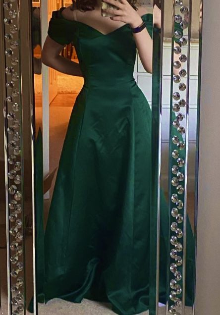 Dark Green Floor Length Dress, Emerland Green Dress Prom, Emerald Green Long Gown, Satin Prom Dress Aesthetic, Emerald Green Gown Dress, Emerald Green Vintage Dress, Emerald Green Dress Vintage, Jade Color Dress, Prom Dresses Aesthetic Green