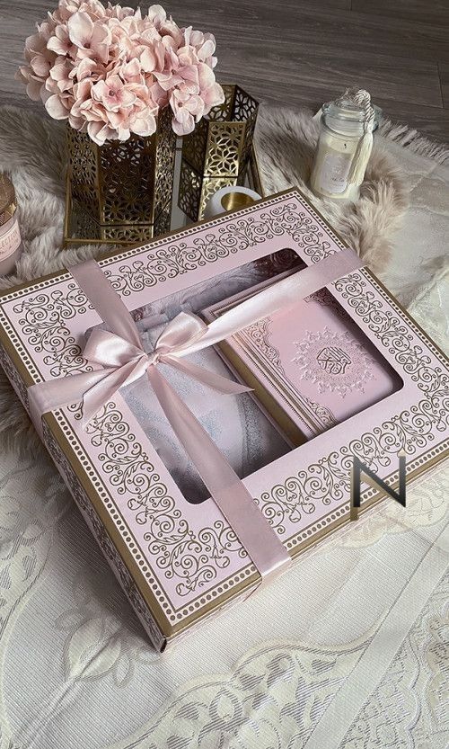 Quran🎁 Hampers Mukena, Baby Album Design, Eid Hampers, Android App Design, Good Day Messages, Unique Wedding Cards, Bridal Gift Wrapping Ideas, Birthday Gifts For Boyfriend Diy, Wedding Gifts Packaging