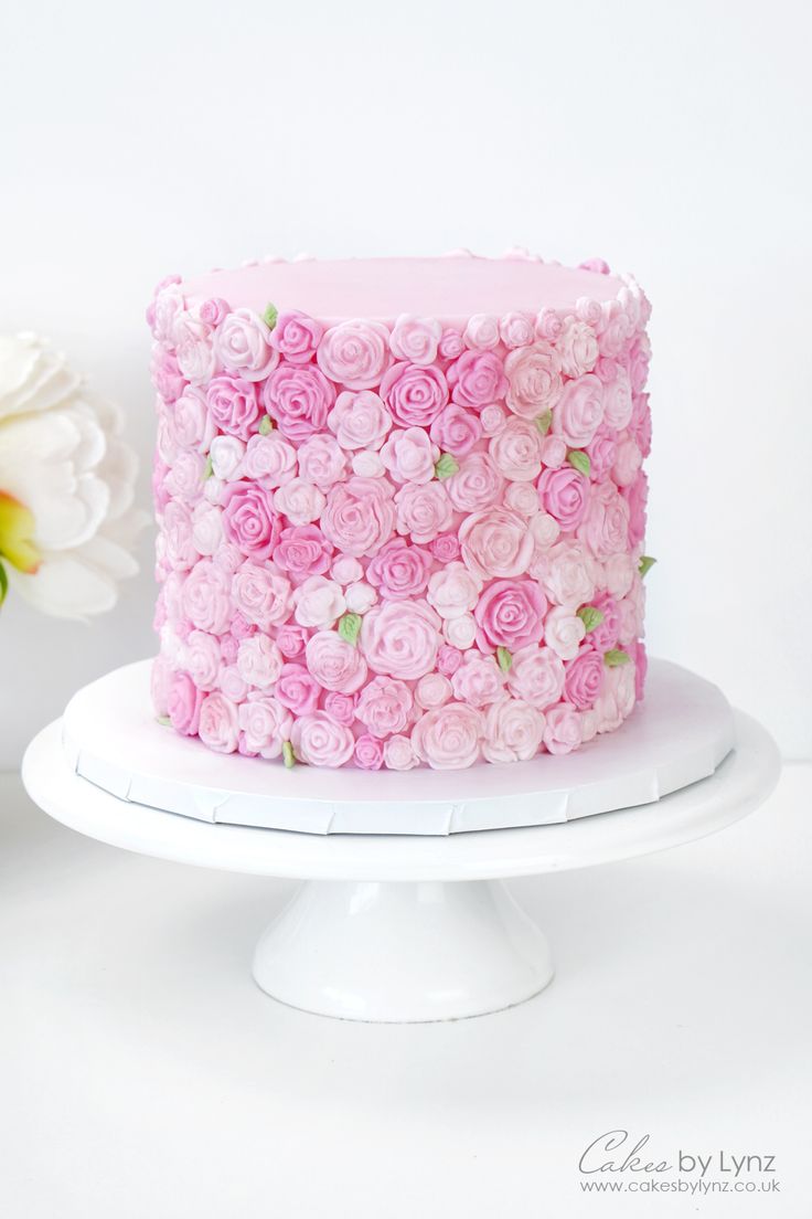 Rose covered floral fondant cake texture Splash Cake, Chocolate Splash, Rosette Cupcakes, Texture Tutorial, Cake Texture, Floral Cake Design, Cake Design Tutorial, Flower Cake Design, Fondant Cake Designs