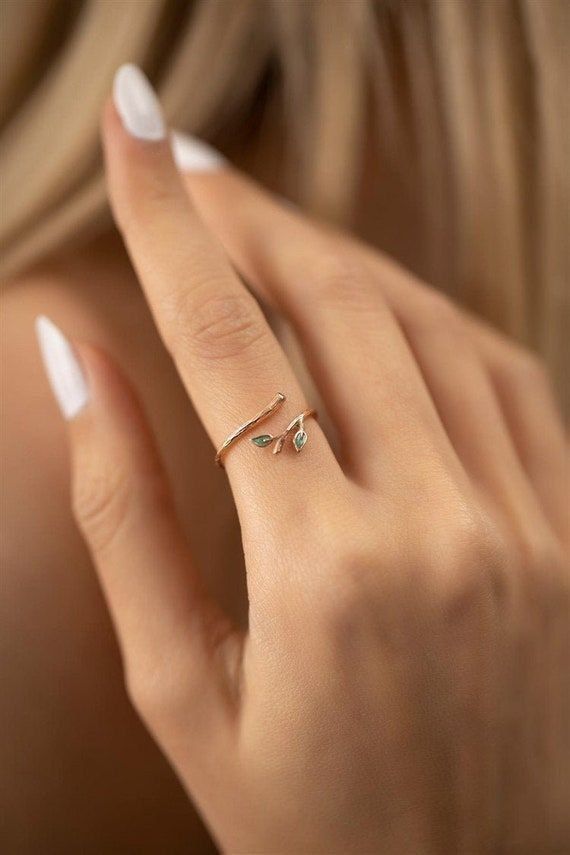 ✦ Note: All images are sourced from various creators and are shared for inspiration only.✦ Simple Ring Design, Simplistic Jewelry, Hand Jewelry Rings, Best Friend Birthday Gift, Fancy Jewelry Necklace, Woman Ring, Modern Gold Jewelry, Pretty Jewelry Necklaces, Green Ivy