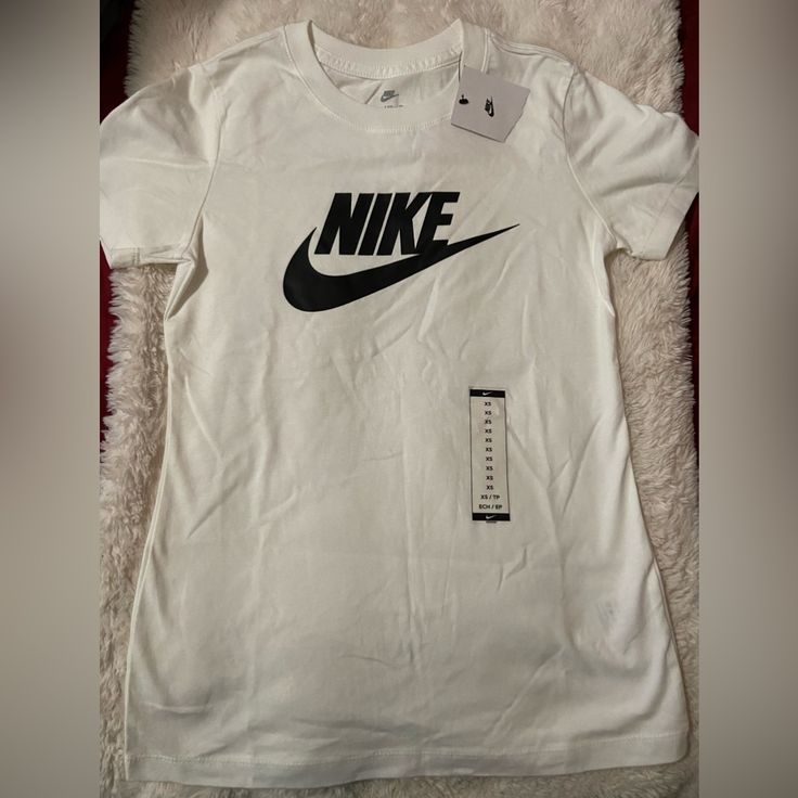 New With Tags Nike Sports T-shirt With Logo, Sporty Logo T-shirt For Sports, White Athleisure T-shirt For Sports Season, Nike Athleisure Workout T-shirt, Nike Sporty T-shirt With Logo Print, Nike Sporty Top With Logo, Sporty Nike Top With Logo, White Sporty T-shirt With Branding, White Athleisure T-shirt With Logo Print