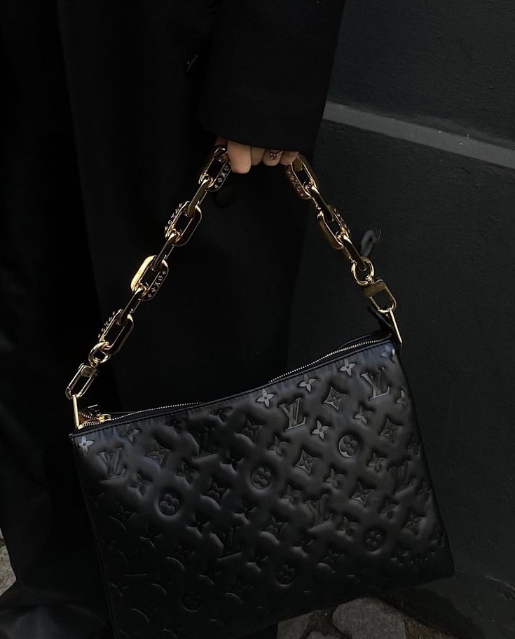 Fashion Consultant Stylists, Black Louis Vuitton Bag, 2023 Vibes, Black Louis Vuitton, It Bag, Lv Bags, Gold Bag, Luxury Bag, Foto Ideas Instagram