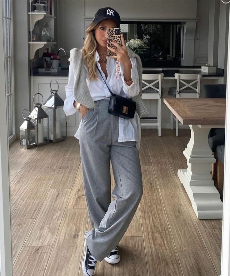 Grey Tapered Pants Outfit, Grey Work Trousers Outfit, Styling Trousers Women Casual, Light Grey Dress Pants Outfit Women, Sneakers At Work Outfits, Grey Trousers Outfit Women Street Style, Grey Tailored Pants Outfit, Classy Trousers Outfit, Casual Slacks Outfit