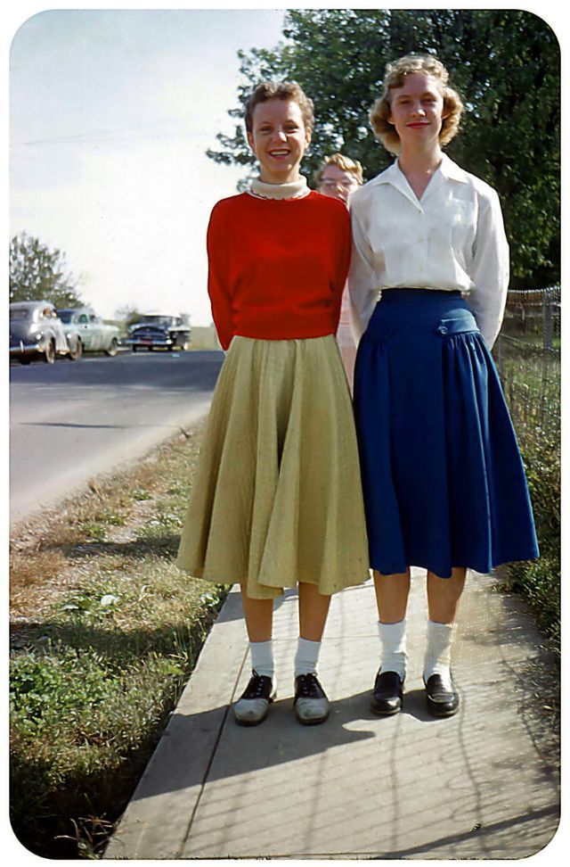 50 Glamorous Snapshots Show Dresses That Girls Often Wore From the 1950s ~ vintage everyday 1950s Girls, 50s Outfits, 1950 Fashion, 1950s Outfits, Teddy Boys, Fifties Fashion, Fashion 1950s, Moda Vintage, 60s Fashion