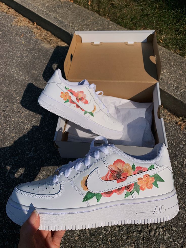 Custom Air Force 1's (AF1s). Flower/floral design, hand-painted.  These classic AF1s are personalized with a flower design detail on the outer side of each shoe which will have everyone turning heads. All shoes are made to order, therefore all orders are unique and no returns/exchanges. Shoe Artwork, Black Air Force 1, Shoe Painting, Custom Nike Air Force, Painted Nikes, Custom Nike Air, Boty Nike, Nike Air Force 1s, Air Force 1 Custom