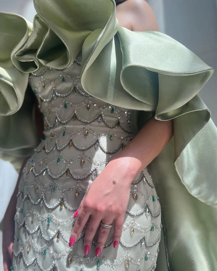 Erleben Sie Luxus und Eleganz mit dem salbeigrünen Abendkleid von Dreamy Vow Saudi Arabia. Das Kleid verfügt über einen atemberaubenden Umhang und aufwendige Perlenstickerei, die Ihren Stil und Ihre Vornehmheit zur Geltung bringen. Dieses Kleid ist perfekt für Hochzeiten und andere besondere Anlässe und wird Ihnen das Gefühl geben, eine Prinzessin zu sein. Green Evening Dress, December Wedding, Custom Prom Dress, فستان سهرة, Mermaid Evening Dresses, Cape Dress, Wedding Party Dresses, Dress 100, Formal Gowns