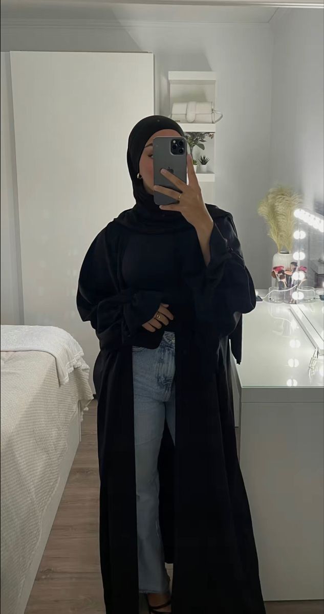 Hijabi Elegant Outfits, Abaya With Jeans, Casual Abaya Outfits, Outfit Voile, Hijabi Abaya, Hijabi Mode, Modest Outfits Muslim, Abaya Outfit, Estilo Hijab