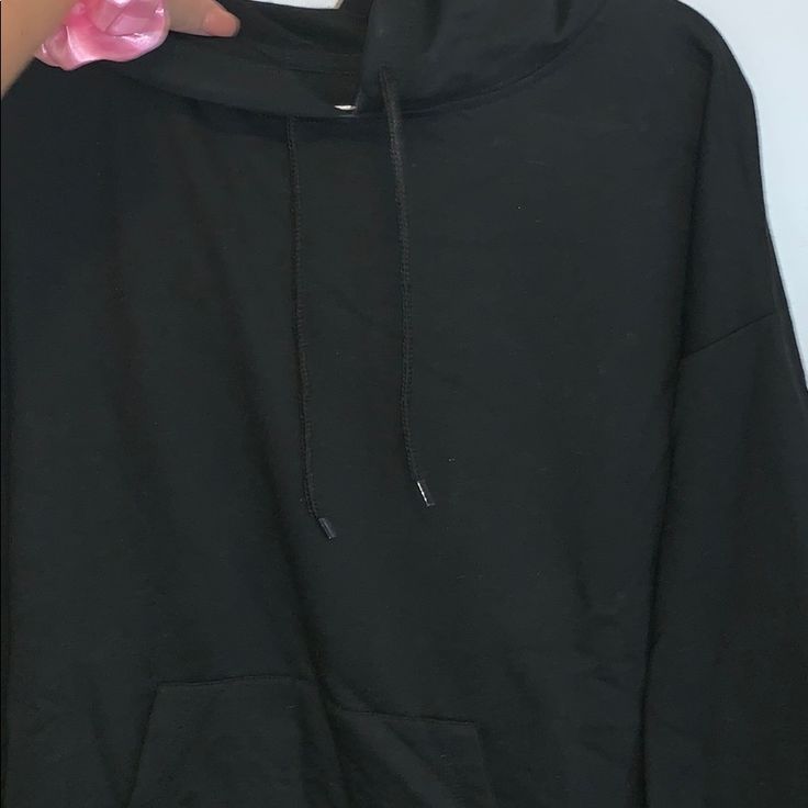 -Never Worn -Soft Black Stretch Hoodie For Sports Season, Black Hoodie With Kangaroo Pocket For Sports Season, Black Sporty Hoodie For Winter, Black Trendy Hoodie With Kangaroo Pocket, Trendy Black Hoodie With Kangaroo Pocket, Black Fleece Outerwear For Workout, Black Fleece Workout Outerwear, Black Workout Sweatshirt With Drawstring Hood, Black Long Sleeve Workout Hoodie