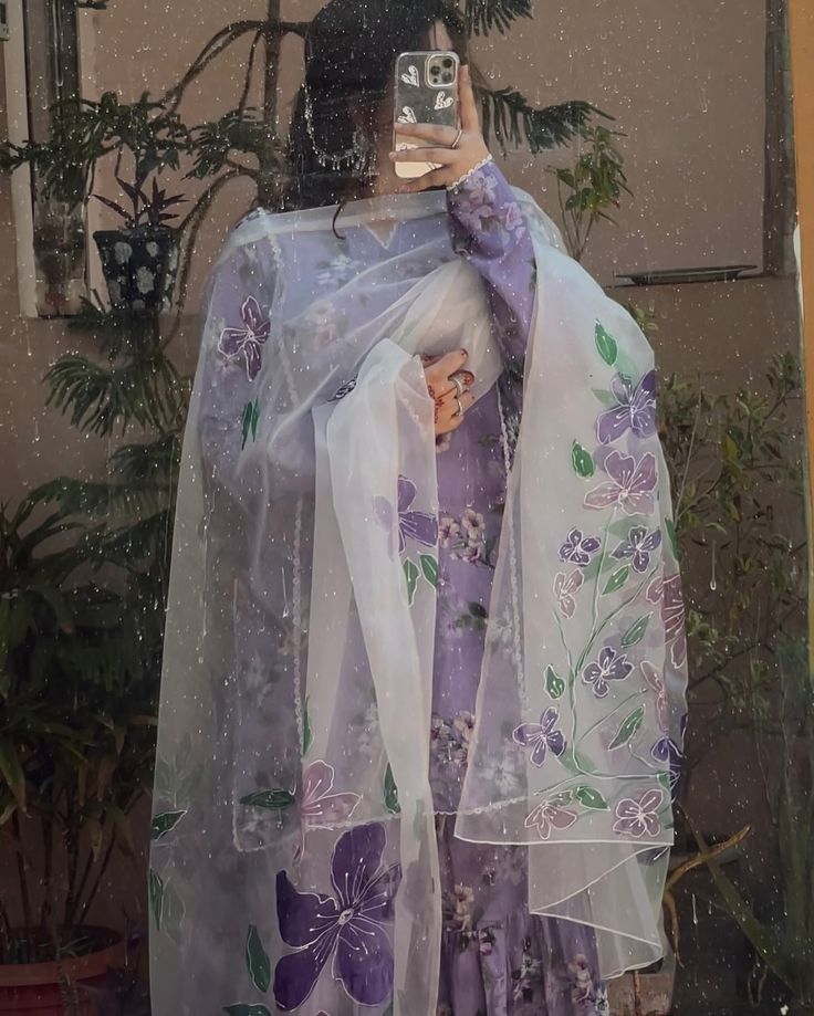 Party Wear Dupatta, Handpainted Dupattas Organza, Hand Made Dress, Hand Painted Organza Dupatta, Pakistani Organza Suits, Dupatta Painting Designs, Organza Dress Indian Kurti, Organza Hand Painted Dupatta, Organza Dupatta Designs