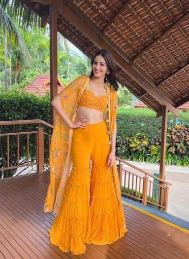 Haldi Dress Ideas For Sisters, Haldi Dress Ideas, Mehendi Dress, Indian Outfits Modern, Arpita Mehta, Haldi Ceremony Outfit, Haldi Dress, Mehendi Outfit, Haldi Outfits