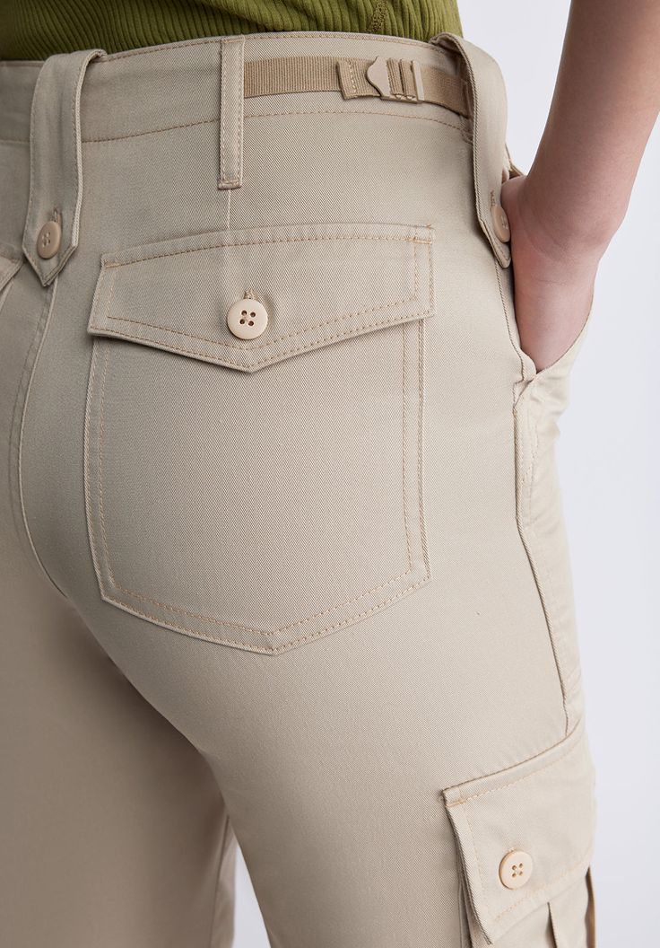 The high rise and pillar legs of our Jane pants are combined with casual cargo pockets to offer a casual look. They are sure to flatter virtually any shape and add an eye-catching edge to any ensemble. Pantalon Large, Casual Look, The High, Short Tops, Wardrobe Essentials, Women's Pants, Sweater Hoodie, Straight Leg Jeans, Casual Looks