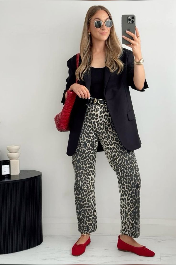 Animal Print Flats Outfit, Outfit Bogota, Leopard Jeans Outfit, Leopard Pants Outfit, Leopard Print Pants Outfit, Printed Pants Outfits, Winter Office, Leopard Pants, Animal Print Outfits