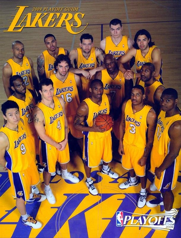 the los lakers basketball team is posing for a photo